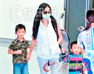 张柏芝携两子返港否认移民 怒斥记者吓哭小儿子(图)