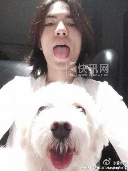 萧敬腾晒与狗狗齐吐舌卖萌照 自称父子就是父子