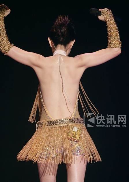 SHE香港开唱Ella秀美背 selina略显肥胖