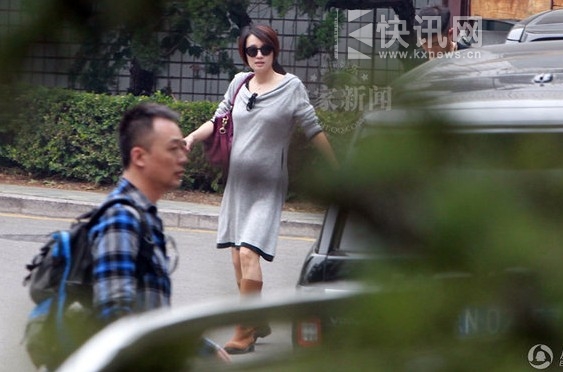 马伊琍变“女汉子” 挺大肚开车载文章出门应酬