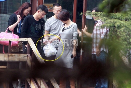 马伊琍变“女汉子” 挺大肚开车载文章出门应酬