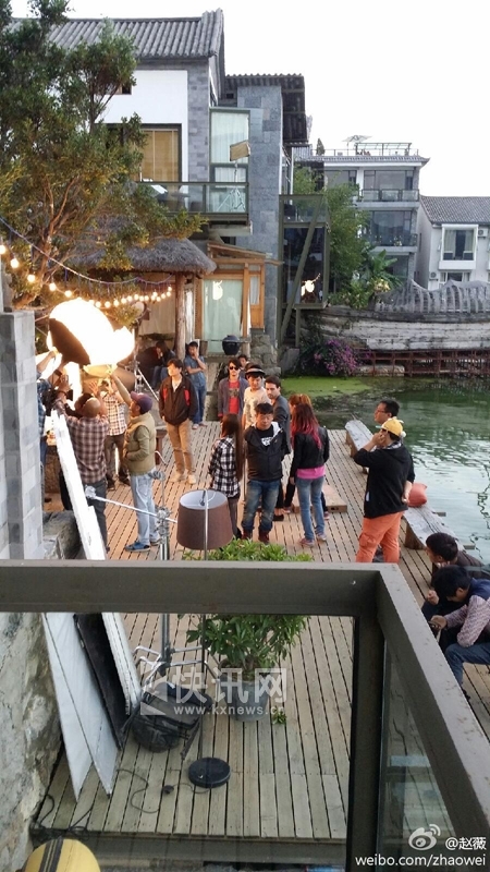 赵薇出外景遇车祸 淡定发
追尾未伤