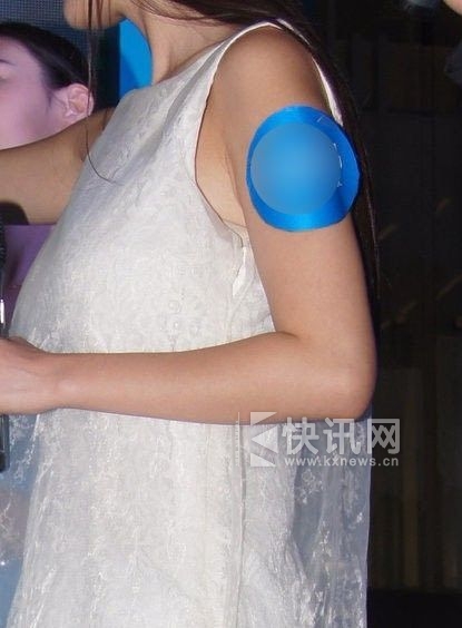 杨幂穿开线旧衣捞金露肉色内衣 是大意还是故意,你懂的