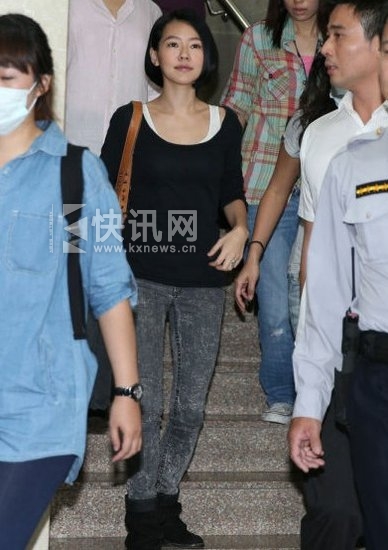 传小S在好友陪伴下开记者会 控诉老公家暴欲离婚【图】