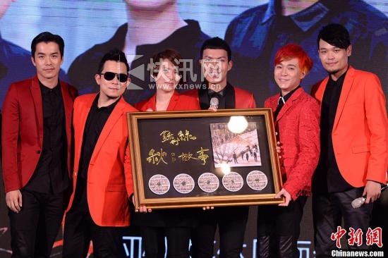 吴青峰帮谢馨仪征婚 苏打绿求特殊癖好者(图)