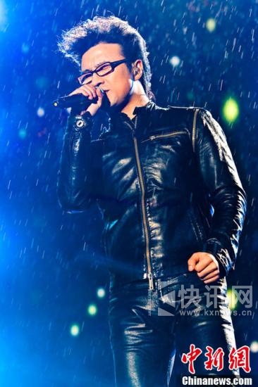 章子怡汪峰越爱越高调:机场甜蜜喂食 入住同家酒店