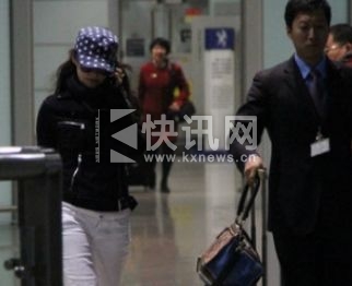 汪峰章子怡深夜返京实拍 媒体面前拒公开承认恋情(图)