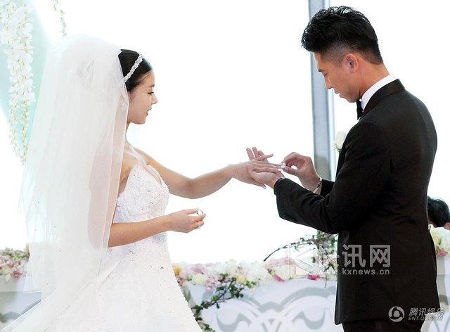 王雷李小萌婚礼现场私照 相恋7年终成眷属【组图】