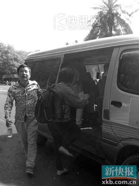 ■野鸡旅行社用面包车当作旅游车,导游(穿花衬衣男子)也没有出示导游证。