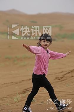 Cindy沙漠中翩翩起舞