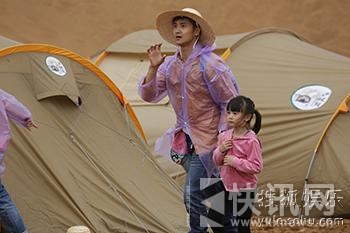 田亮牵着Cindy艰难行走中