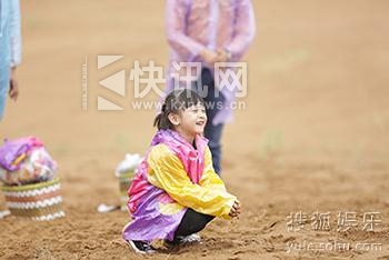 玩沙的Cindy很开心