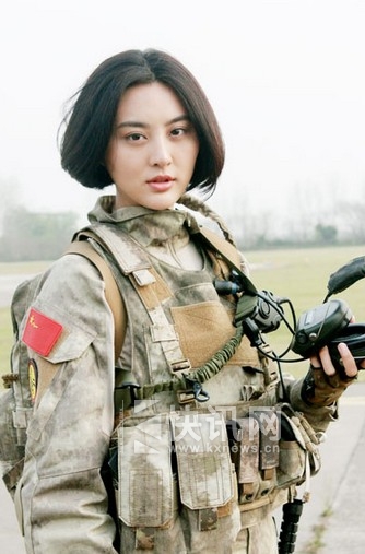 我是特种兵之火凤凰“最养眼”性感女汉子爆乳合照流出【多图】