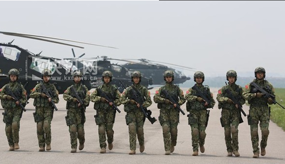 我是特种兵之火凤凰“最养眼”性感女汉子爆乳合照流出【多图】