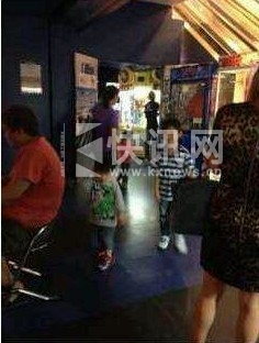 张柏芝携两子游新加坡。