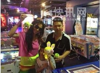 张柏芝携两子游新加坡。