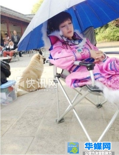 刘晓庆睡觉照秒杀嫩模 与化妆师合照被疑没穿内裤