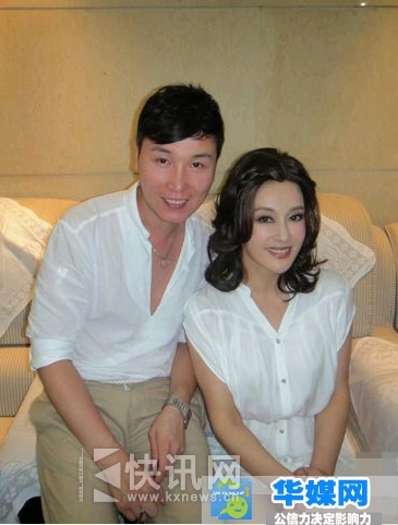 刘晓庆睡觉照秒杀嫩模 与化妆师合照被疑没穿内裤