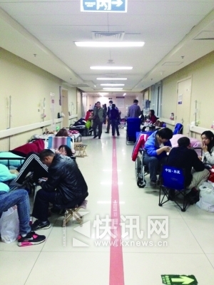 黑护工医院走廊内出租床位一张床每天50元