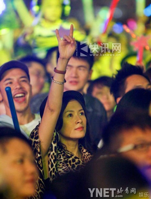 章子怡力挺汪峰上头条:转发新歌称你是我的王