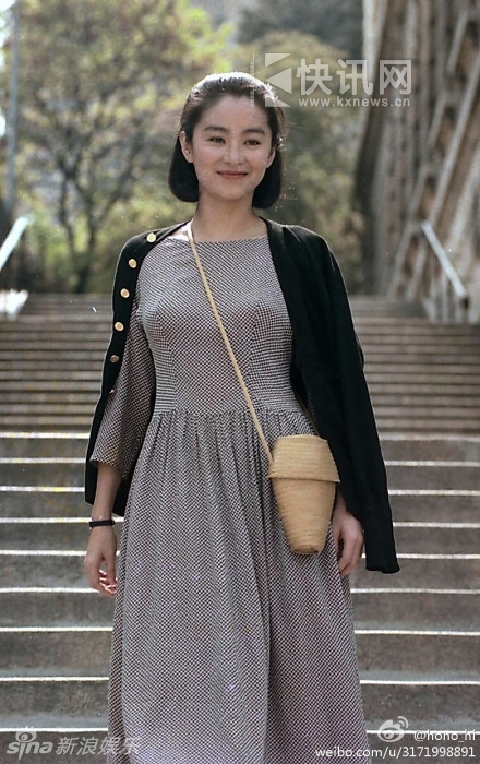 林青霞昔日街拍美照 举手投足间女人味十足【组图】