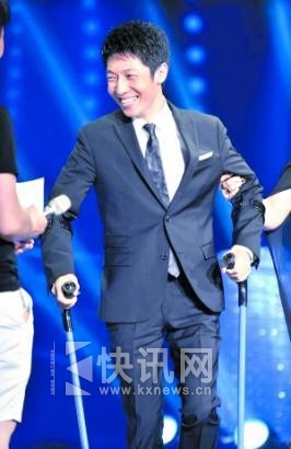 撒贝宁拄拐杖主持节目 自嘲“身残志坚”【图】