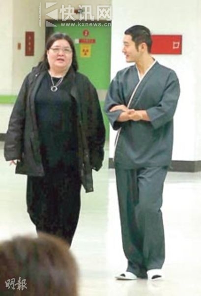 黄晓明深夜陪干姐去医院 获赞:细心好男人