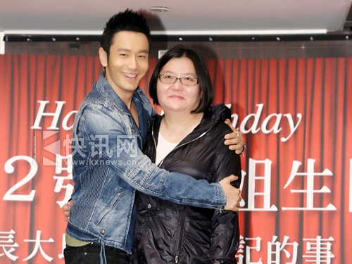 黄晓明深夜陪干姐去医院 获赞:细心好男人