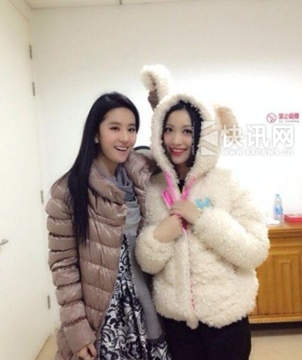 刘亦菲姚贝娜晒亲密合影 儿时曾是小伙伴(图)