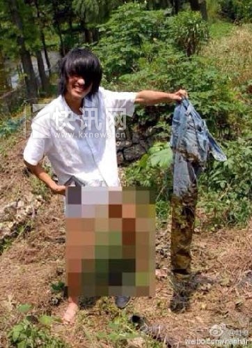 韩寒晒掉进粪坑照 下身大面积打马赛克