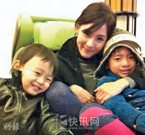 张柏芝玩滑水险毁容 承认儿子在新加坡读书