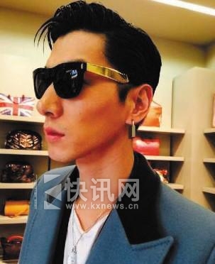 张亮戴锁形耳环 网友:名副其实的“锁哥”(图)