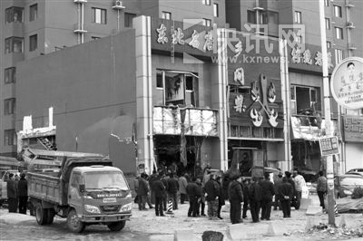 昨日12时许,燕郊上上城小区三期北门附近,名为乡间柴火的饭店发生爆炸,事件致1人死亡,33人受伤。