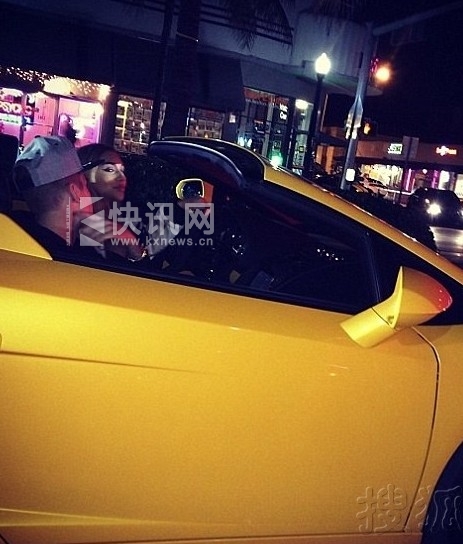 比伯被捕时豪车藏嫩模 同出夜店暧昧