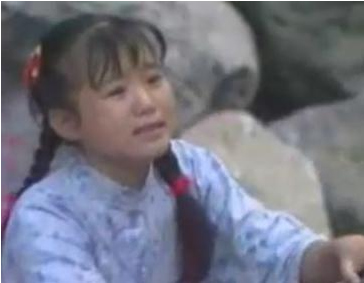 明星雷人旧照:龚琳娜撞脸莫小贝 林俊杰似小沈阳