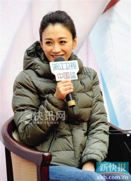 曝李小冉与鄢颇已领证 无名指戴婚戒