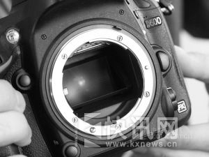 据报道,欧洲部分用户把机身内部进灰的D600相机送到服务站除尘后收到了全新的D610相机。(资料图片) 据报道,欧洲部分用户把机身内部进灰的D600相机送到服务站除尘后收到了全新的D610相机。(资料图片)