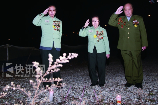 昨天夜里,在韩国坡州志愿军墓地,三位志愿军老兵向战友致敬 昨天夜里,在韩国坡州志愿军墓地,三位志愿军老兵向战友致敬