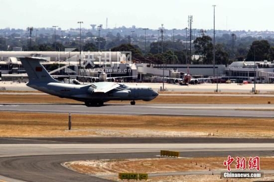 3月28日,一架中国空军伊尔-76运输机中午返回澳大利亚珀斯国际机场。当天,11架飞机,5艘船舰在南印度洋疑似马航坠机海域搜寻。洪少葵 摄 3月28日,一架中国空军伊尔-76运输机中午返回澳大利亚珀斯国际机场。当天,11架飞机,5艘船舰在南印度洋疑似马航坠机海域搜寻。洪少葵 摄