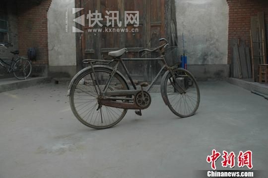 齐庆三骑了二十多年的自行车。 齐庆三骑了二十多年的自行车。