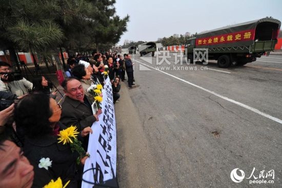 烈士家属欢迎英雄回家。几位年长的老人,禁不住泪流满面。(人民网王磊摄) 烈士家属欢迎英雄回家。几位年长的老人,禁不住泪流满面。(人民网王磊摄)