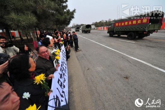 烈士家属欢迎英雄回家。几位年长的老人,禁不住泪流满面。(人民网王磊摄) 烈士家属欢迎英雄回家。几位年长的老人,禁不住泪流满面。(人民网王磊摄)