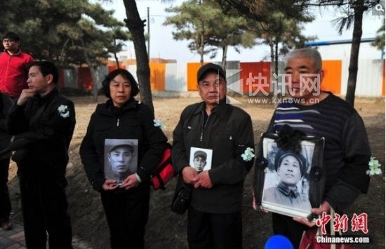 烈士家属欢迎英雄回家。几位年长的老人,禁不住泪流满面。 烈士家属欢迎英雄回家。几位年长的老人,禁不住泪流满面。