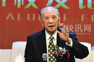 2013年10月02日,武汉华中师范大学,历史学家、华中师范大学教授章开沅在发表讲话。图/CFP 2013年10月02日,武汉华中师范大学,历史学家、华中师范大学教授章开沅在发表讲话。图/CFP