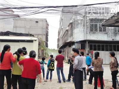 昨日,广东普宁起火的内衣作坊巷口,很多人在围观起火居民楼。若不是很多家庭作坊停工,村里很难聚集这么多人。新京报记者 卢美慧 摄 昨日,广东普宁起火的内衣作坊巷口,很多人在围观起火居民楼。若不是很多家庭作坊停工,村里很难聚集这么多人。新京报记者 卢美慧 摄