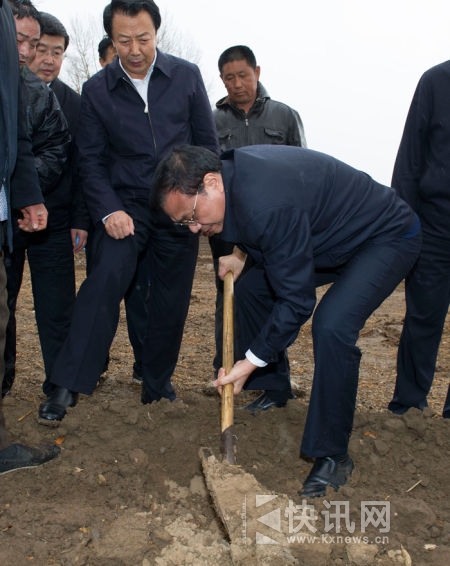 李克强雨中翻地看墒情 李克强雨中翻地看墒情