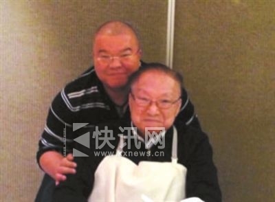 金庸92岁生日当天与儿子查传倜合影