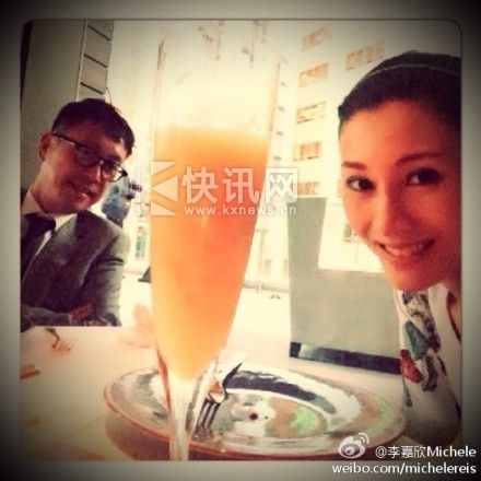 李嘉欣和富豪老公许晋亨甜蜜共进晚餐