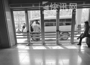 �ڼ����Ļ���·һ��ҽԺ�ſڣ�һ����������ڽ��ͻ��ߡ�������ʾ�����ˡ����������ˡ��� ���� ���Ų� ��