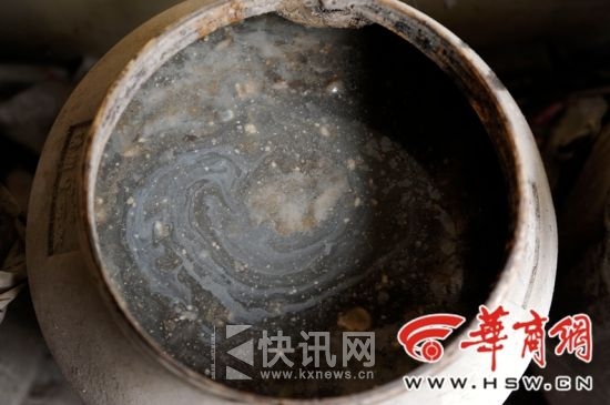 ��2�գ�����ٱ���������������ռ�Ӫ��һ���ڣ������ⷿ�ӹ����������ں�������ǽ�ǣ���������Ͱ��װ�Ÿ�������ζ���ĺ�ˮ�������Ѿ���ù���Ա������ٲ���